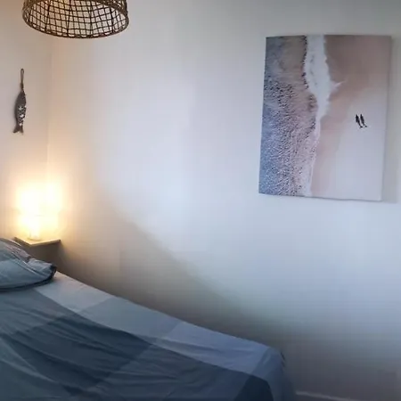 Avec Piscine Et Garage Proche Et Commerces Apartment