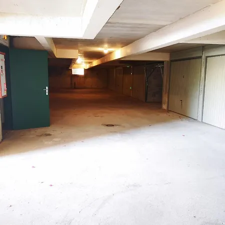 Avec Piscine Et Garage Proche Et Commerces *